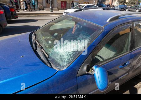 Sankt Petersburg, Russland - 04.01.2022: Blau beschädigt Chevrolet Lacetti Auto nach Autounfall oder Absturz auf der Stadtstraße. Beschädigte Windschutzscheibe und beschädigtes sid Stockfoto