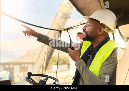 Logistik, Funkkommunikation und Lieferung LKW-Fahrer oder Gabelstaplerfahrer in der Schifffahrt Container Hof. Industrielle Frachtbereich, schwarzer Mann in Sicherheit Stockfoto