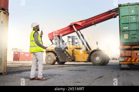 LKW, Radio und Gabelstapler in der Logistik von Container im Hafen mit man für den Versand. Arbeiter, reden und kontrollieren für die Sicherheit von Bestand, Personal und Fahrzeug in Stockfoto