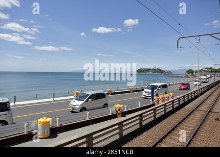 Die Landschaft der Sagami Bay von der Plattform Kamakurakokomae Statio, einem Bahnhof auf der Enoshima Electric Railway (Enoden) Stockfoto