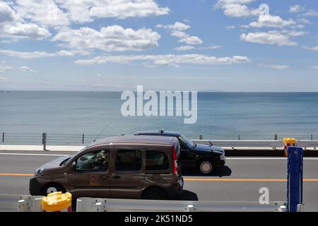 Die Landschaft der Sagami Bay von der Plattform Kamakurakokomae Statio, einem Bahnhof auf der Enoshima Electric Railway (Enoden) Stockfoto