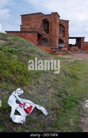 Verlassene T-Shirt auf der alten russischen Festung Notvikstornet im Krimkrieg in Bomarsund auf den Åland-Inseln, Finnland, der Ostsee. Foto: Rob Watkins Stockfoto