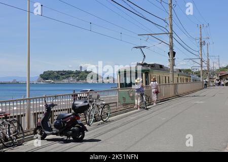 Der Zug der Enoshima Electric Railway passiert den Bahnübergang, wo eine berühmte Attraktion für Slam Dunk Fans in der Nähe der Kamakurakokomae Station ist Stockfoto