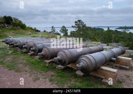 Verlassene russische Kanonen auf der alten Krimkriegsfestung von Notvikstornet in Bomarsund auf den Åland-Inseln, Finnland, der Ostsee. Foto: Rob Watkins Stockfoto