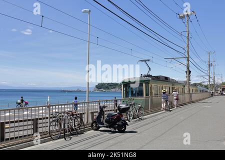 Der Zug der Enoshima Electric Railway passiert den Bahnübergang, wo eine berühmte Attraktion für Slam Dunk Fans in der Nähe der Kamakurakokomae Station ist Stockfoto