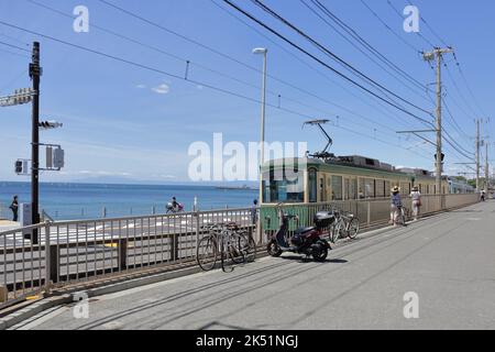 Der Zug der Enoshima Electric Railway passiert den Bahnübergang, wo eine berühmte Attraktion für Slam Dunk Fans in der Nähe der Kamakurakokomae Station ist Stockfoto