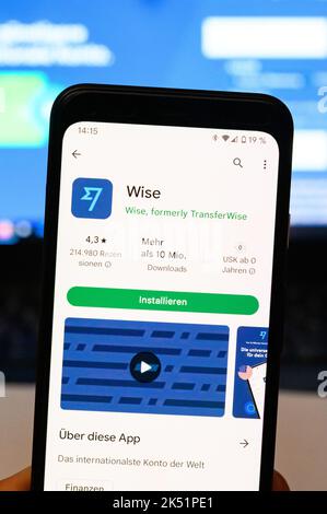 Hamburg, Deutschland. 27. September 2022. Die Anwendung von WISE kann auf einem Smartphone angezeigt werden. Quelle: Jonas Walzberg/dpa/Alamy Live News Stockfoto