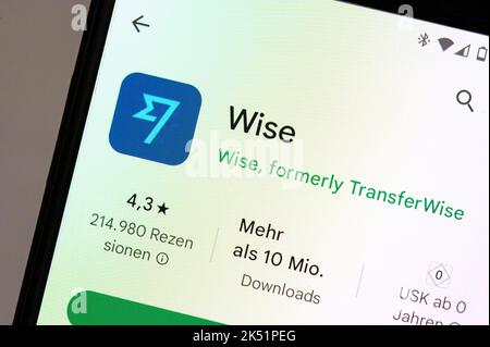 Hamburg, Deutschland. 27. September 2022. Die Anwendung von WISE kann auf einem Smartphone angezeigt werden. Quelle: Jonas Walzberg/dpa/Alamy Live News Stockfoto