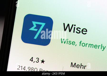 Hamburg, Deutschland. 27. September 2022. Die Anwendung von WISE kann auf einem Smartphone angezeigt werden. Quelle: Jonas Walzberg/dpa/Alamy Live News Stockfoto