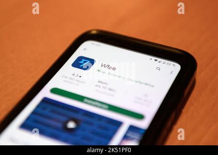 Hamburg, Deutschland. 27. September 2022. Die Anwendung von WISE kann auf einem Smartphone angezeigt werden. Quelle: Jonas Walzberg/dpa/Alamy Live News Stockfoto