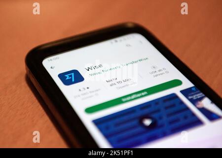 Hamburg, Deutschland. 27. September 2022. Die Anwendung von WISE kann auf einem Smartphone angezeigt werden. Quelle: Jonas Walzberg/dpa/Alamy Live News Stockfoto