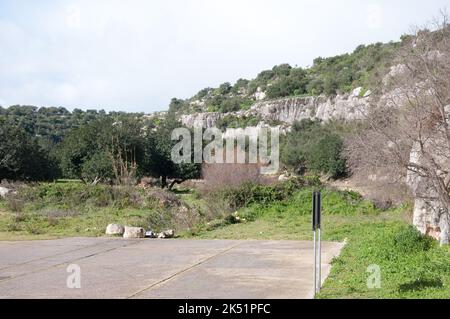 Parkplatz vor der Kapelle des Heiligen Kreuzes, große Schlucht von Rosolini, Rosolini, Provinz Siracusa (Syrakus), Sizilien, Italien. Legende Stockfoto