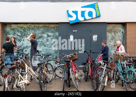 Die STA-Reisebüros in der Sidney Street in Cambridge, Großbritannien, haben geschlossen. Draußen ist ein Fahrradständer voller Fahrräder. Stockfoto