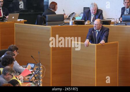 Der wallonische Vizepräsident Willy Borsus wurde am Mittwoch, den 05. Oktober 2022, während einer Plenarsitzung des wallonischen Parlaments in Namur fotografiert. BELGA FOTO BRUNO FAHY Stockfoto