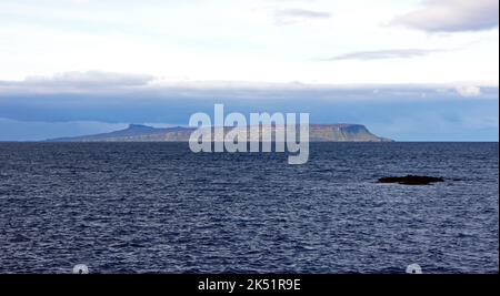 Ein Blick auf Eigg am Horizont an der Westküste Schottlands über den Sound of Sleat von Mallaig, Morar, Schottland, Vereinigtes Königreich. Stockfoto