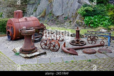 Verschiedene Transportartefakte vor dem Mallaig Heritage Centre in Station Road, Mallaig, Morar, Schottland, Vereinigtes Königreich. Stockfoto