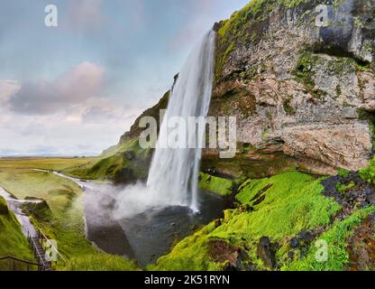 Wasserfall Seljalandsfoss in Island - Panoramablick Stockfoto