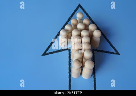 Eine Gruppe von Personen im Pfeil. Bewegung in einer einzigen Formation. Gemeinsames Erreichen von Zielen und Aufgaben. Einheit. Konsolidierung der Gesellschaft. Teamdisziplin Stockfoto