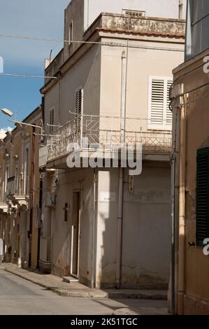 Straßenszene, Rosolini, Provinz Siracusa (Syrakus), Sizilien, Italien. Rosolini ist eine typische Kleinstadt in der Provinz Siracusa (Syrakus). Stockfoto