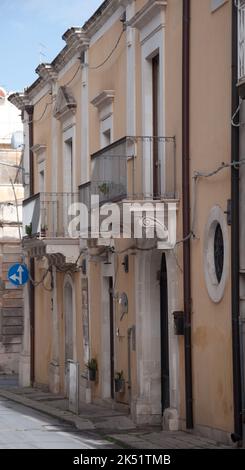 Straßenszene, Rosolini, Provinz Siracusa (Syrakus), Sizilien, Italien. Rosolini ist eine typische Kleinstadt in der Provinz Siracusa (Syrakus). Stockfoto