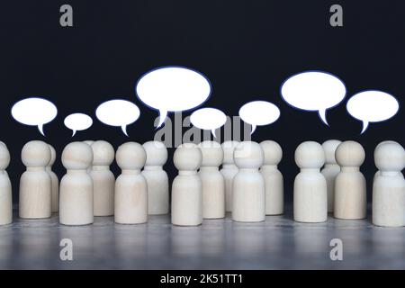 Holzpuppen mit Sprechblase. Soziale Kommunikation. Informationsaustausch. Gerüchte und Klatsch. Sprechen und chatten. Diskussions- und Dialogkonzept. Stockfoto