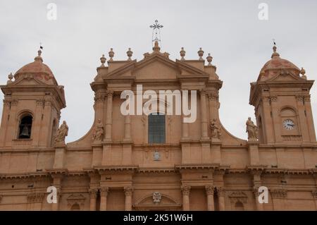 Fassade, Kathedrale, Noto, Provinz Siracusa, Sizilien, Italien. Die Decke und die Kuppel der Kathedrale von noto stürzten 1996 ein. Es wurde ursprünglich fertiggestellt Stockfoto