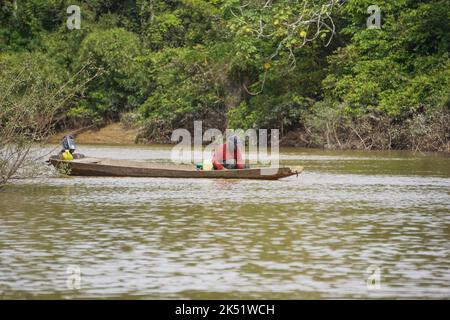 Ein Fischer am Fluss Meta in der Gemeinde Cabuyaro, Kolumbien Stockfoto