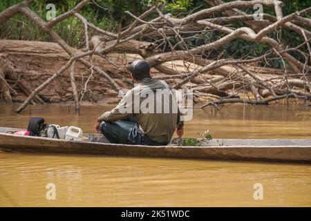 Ein Fischer am Fluss Meta in der Gemeinde Cabuyaro, Kolumbien Stockfoto