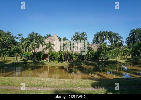 Ein sonniger Tag im Eco Hotel Cosmogenesis in Villavicencio. Cosmogenesis ist ein agro-ökotouristisches, therapeutisches und prägendes Zentrum, das sich auf Permaku konzentriert Stockfoto