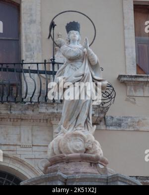 Statue vor der Kirche des heiligen Franziskus, Noto, Provinz Siracusa (Syrakus), Sizilien, Italien. Eine andere Kirche ist sizilianischen Barockstil, Teil Stockfoto