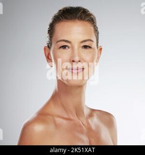 Ältere Frau mit Botox, Porträt der Hautpflege dermatologische Schönheit und Kosmetik Spa-Porträt in Portugal. Glückliche selbstbewusste Dame, Sonnencreme Wellness mit Stockfoto