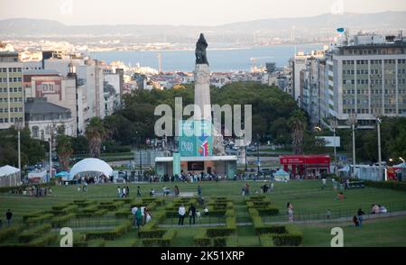 Blick auf den Fluss Tejo vom Park Eduardo VII (wo die Lissabonner Buchmesse stattfindet), mit Blick auf die Statue des Marquis de Plombal. Der Marquis de Stockfoto