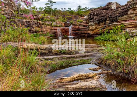 Schöne und kleine Kaskade zwischen den Felsen und der Vegetation des Biribiri-Naturschutzgebietes in Diamantina, Minas Gerais. Stockfoto