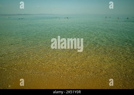 Nea Potidea, Griechenland - 29. August 2022 : herrliches türkisfarbenes Wasser am wunderschönen Strand von Potidea Chalkidiki Griechenland Stockfoto