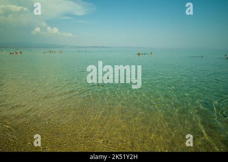 Nea Potidea, Griechenland - 29. August 2022 : herrliches türkisfarbenes Wasser am wunderschönen Strand von Potidea Chalkidiki Griechenland Stockfoto