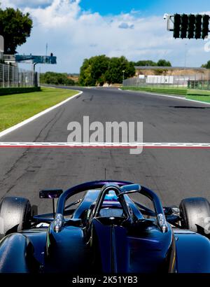 Wettbewerb Start Konzept blau Rennwagen Fahrer Sicht auf leere Asphaltstrecke von der ersten Position Startlinie Stockfoto