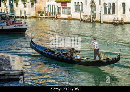 VENEDIG, ITALIEN - 12. OKTOBER : Gondoliere pflügt am 12. Oktober 2014 auf dem Canal Grande in Venedig. Nicht identifizierte Personen Stockfoto