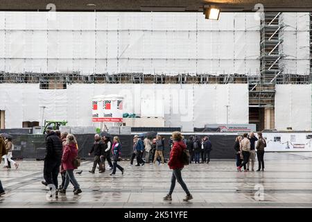 Das Dom-Hotel am Dom wird komplett renoviert, Baustelle, Vorfassade, Passanten, Köln, Deutschland. 28. September 2022. Da Stockfoto