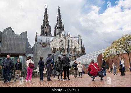 Touristen auf dem Heinrich-Böll-Platz vor dem Museum Ludwig und dem Dom, Köln, Deutschland. Touristen auf dem Heinrich-Böll-Platz vor dem Museum Stockfoto