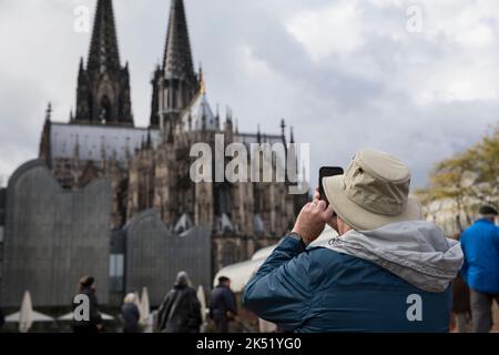 Touristen auf dem Heinrich-Böll-Platz vor dem Museum Ludwig und dem Dom fotografiert man den Dom, Köln, Deutschland. Turists on the Heinri Stockfoto