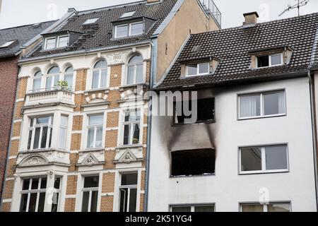 Haus in der Niederich-Straße im Kuniberts-Viertel nach einem Wohnungsbrand wurden vier Personen von Feuerwehrleuten aus Köln gerettet. Haus in den Niede Stockfoto