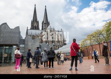 Touristen auf dem Heinrich-Böll-Platz vor dem Museum Ludwig und dem Dom, Köln, Deutschland. Touristen auf dem Heinrich-Böll-Platz vor dem Museum Stockfoto