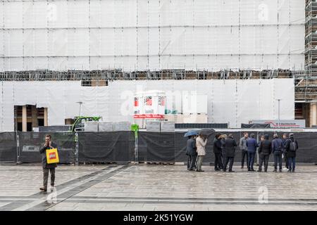 Das Dom-Hotel am Dom wird komplett renoviert, Baustelle, Vorfassade, Passanten, Köln, Deutschland. 28. September 2022. Da Stockfoto