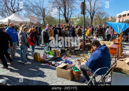 Flohmarkt El Rastro an einem Sonntag im Winter in Madrid, Spanien Stockfoto