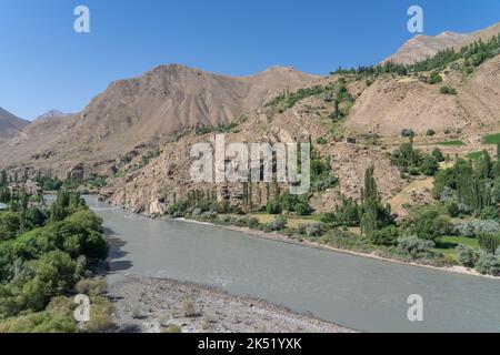 Landschaftsansicht des Panj-Flusstals, Grenze zwischen Tadschikistan und Afghanistan bei Khorog im gebirgigen Gorno-Badakshan Pamir, Tadschikistan Stockfoto