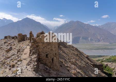 Panoramablick auf die historische Yamchun-Festung im Wachan-Korridor mit afghanischen Bergen im Hintergrund, Gorno-Badakshan, Tadschikistan Stockfoto