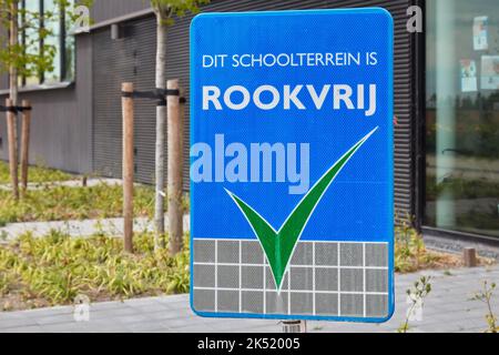 Almere, Niederlande - 14. Juli 2022: Unterzeichnen Sie eine öffentliche Schule mit dem niederländischen Text „dieser Schulplatz ist rauchfrei“ in Almere, Niederlande Stockfoto