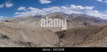 Panoramablick auf das Wachan-Gebirge in Afghanistan von der Höhenwüste zwischen Langar und Khargusch-Pass in Gorno-Badakshan, Tadschikistan Stockfoto