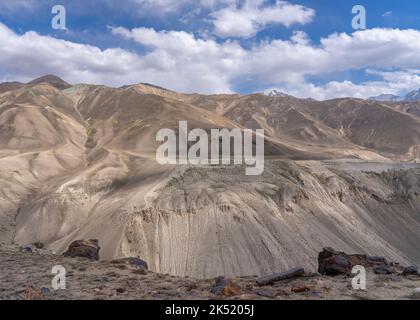 Landschaftsansicht des Wachan-Gebirges in Afghanistan aus der Höhenwüste zwischen Langar und Khargusch-Pass, Gorno-Badakshan, Tadschikistan Pamir Stockfoto