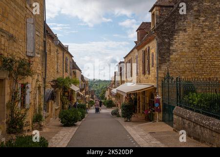 Das Dorf domme in frankreich mit Menschen einkaufen Stockfoto